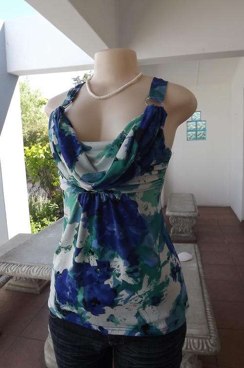 Lovely White, Blue & Turquoise Summer Top by Formal Insync in size 8/32 - as new