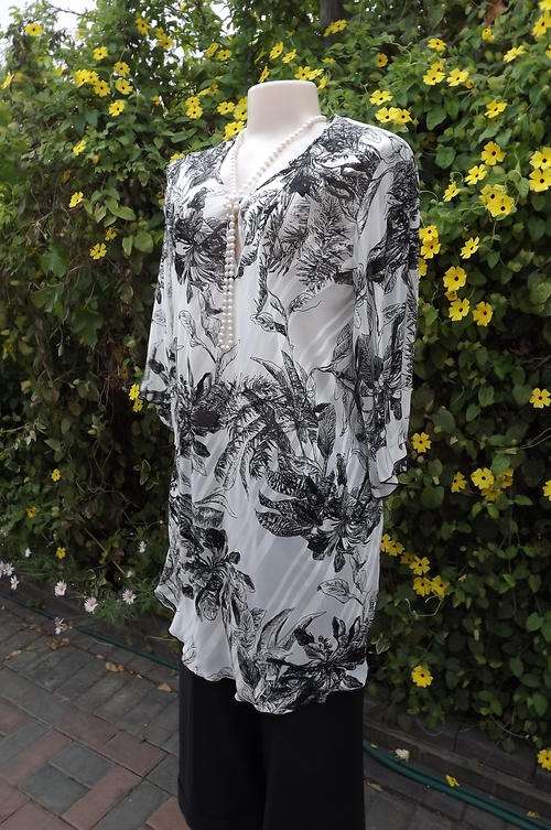 Monochrome Patterned Long Top with Front Opening in size 20/44 with short wide sleeves-good cond