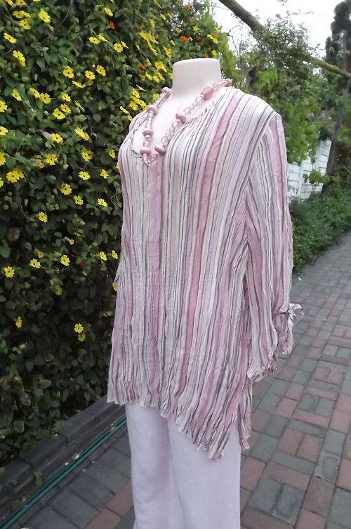 Beautiful Pink Striped Creased Donna Claire Top in size 28/52 - new condition