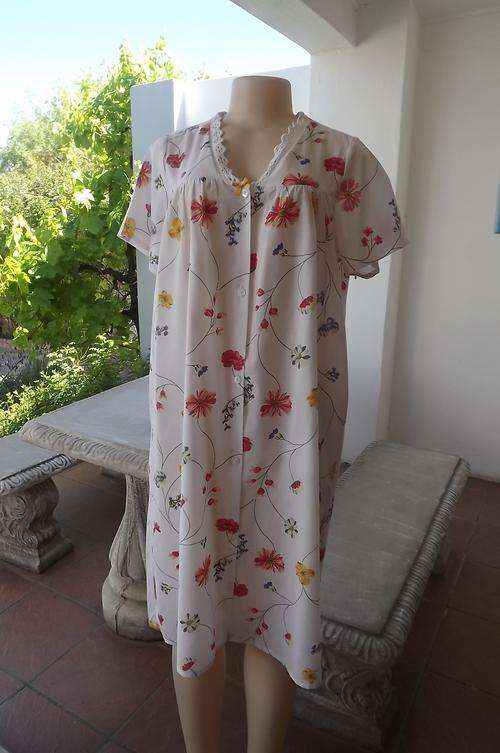 Beautiful Cool White Floral Nightgown  in Polycotton in size 10/34 - good condition