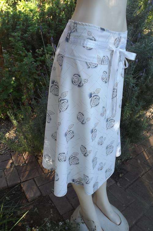 White Lined Meccie A Line Skirt with Blue/Grey Floral Pattern in size 14/38 - good condition