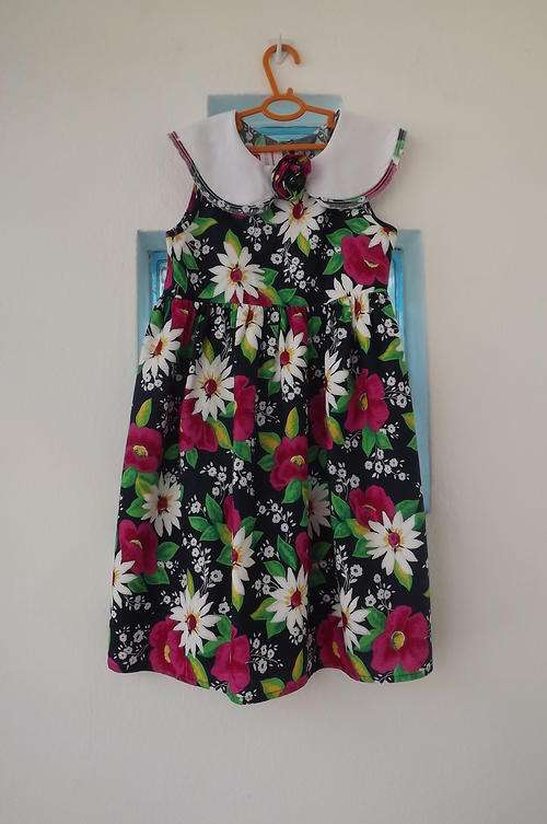 Very Pretty Navy Floral Cheerful Pure Cotton Dress by Woolworths for 7 yr old - as new
