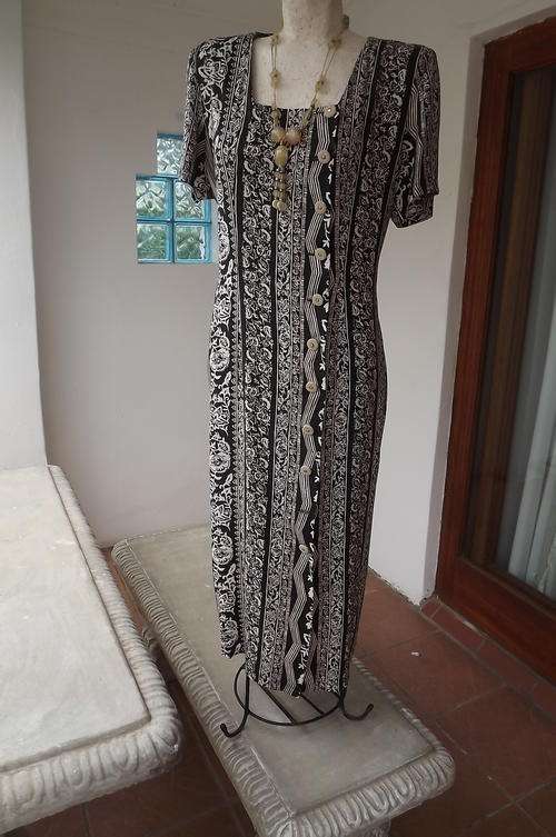 Black & Beige Sleek Floral Striped Dress in size 16/40 by Milady's - unique buttons - good condition