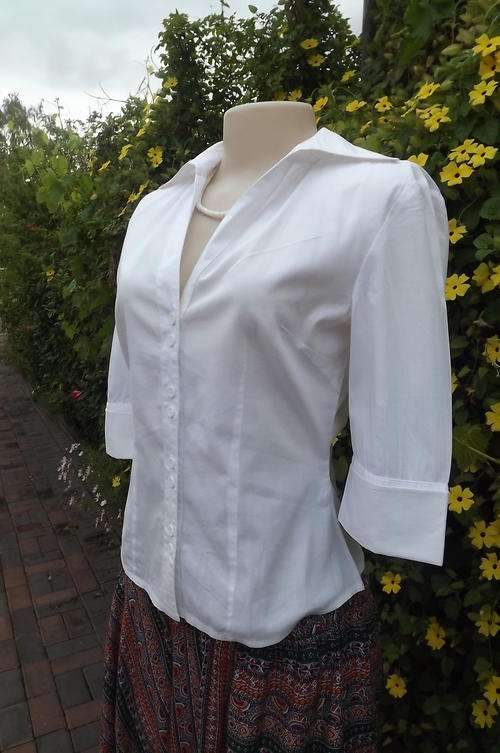 Pretty White Stretch Cotton Shirt tailored and V Front in size 6/30 - button down-used but good cond