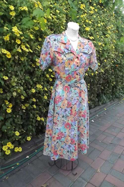 Stunning Cheerful Summer Dress with Short Sleeves in size 16/40 - original belt included - as new