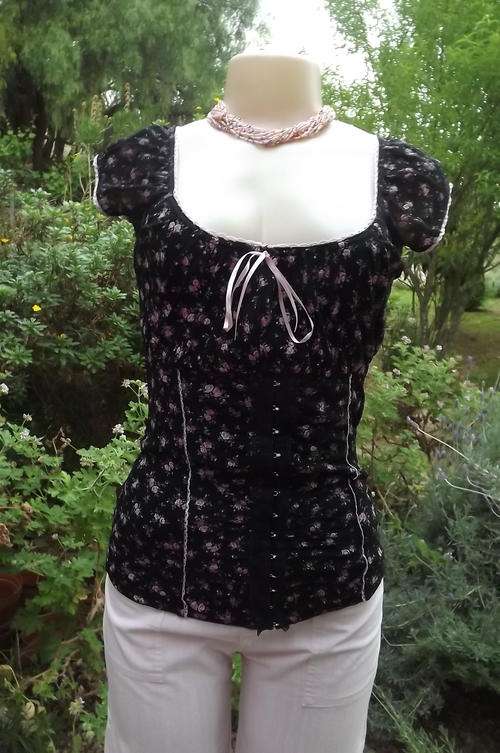 Chic & Smart Body Hugging Top in Sheer Black Nylon with Tiny Pink Roses in size 10/34 - new cond
