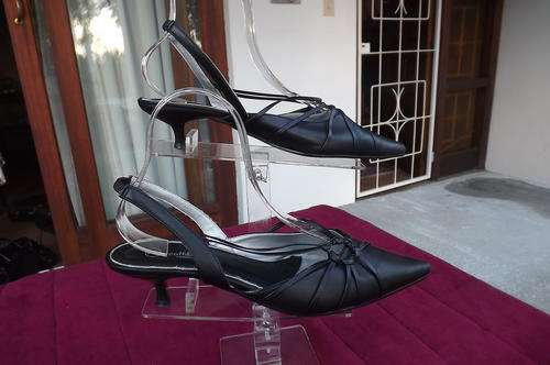 Pair of Sharp Point Vintage Black Shoes by Cuthberts in size 7 - good condition