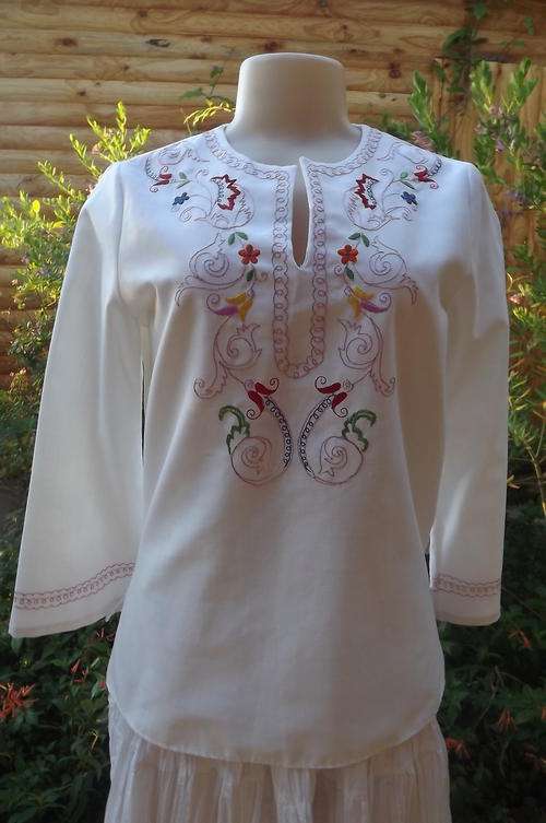 White Cotton/Linen Blend Top with Beautiful Embroidered Front in size 8/32 - unidentified origin