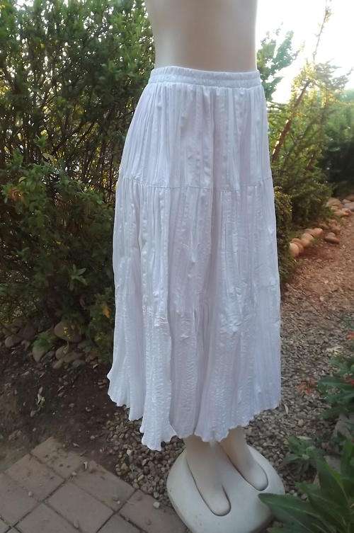 Lovely Snow White Summer Full Skirt with Vertically Crinkled in size 12/36 by Gold Moon - new cond