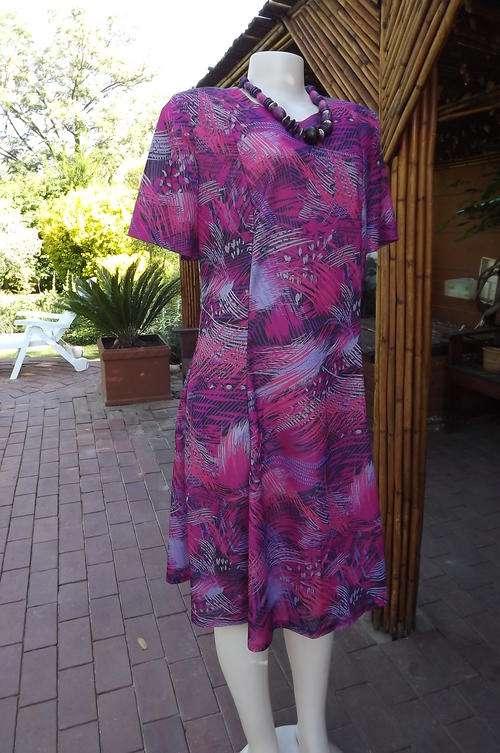 Manhattan Short Sleeve Polyester Wash & Wear Dress in size 16/40 - good condition