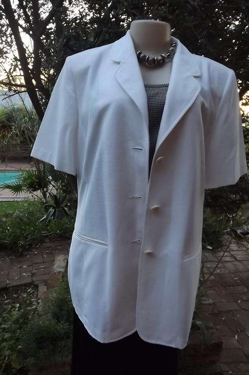 White Woolworths Short Sleeve Summer Jacket in Poly/Viscose Blend in size 16/40 - never used