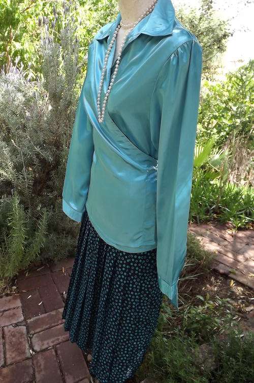Turquoise Cross Over Top with Satin Look in Stretch Polyester in size 16/40 - long sleeve & collar
