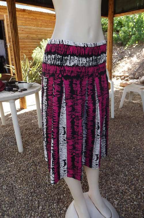 Beautiful Cerise, White & Black Striped Creased Polyester Skirt in size 12/36 - good condition