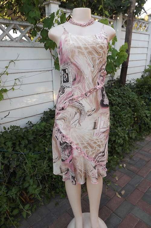 Super Sexy Strappy Dress in White & Pink with Classical Prints in size 9/33 - lined - as new