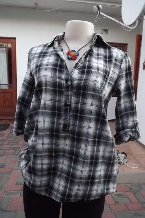 Black & White Check Legit Top with Lurex Thread in size 6/30 - used but in good condition