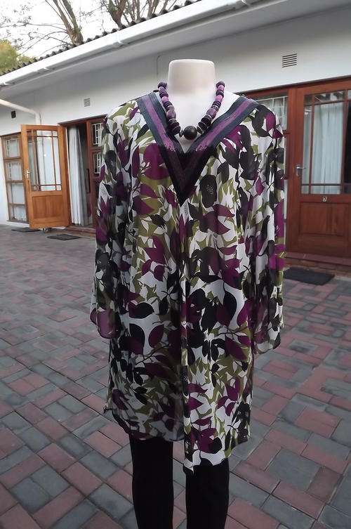 Donna Claire Long Top in Olive, Black, Mulberry & White Floral Pattern in size 22/46 - new condition