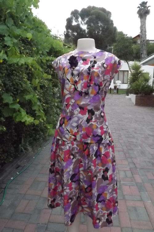 Colourful 2piece polyester outfit.Skirt with kick pleat front&back.Made by Boutique.Good condition
