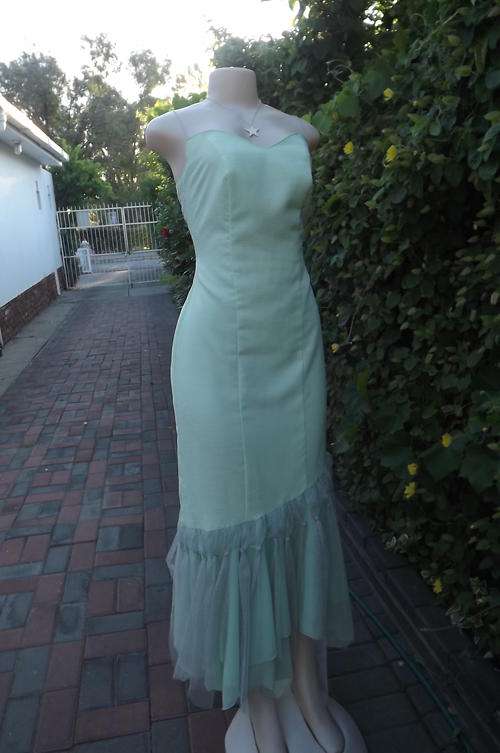 Sexy but Smart Mint Green Evening Dress in size 12/36 - made by boutique - low V at back - new cond