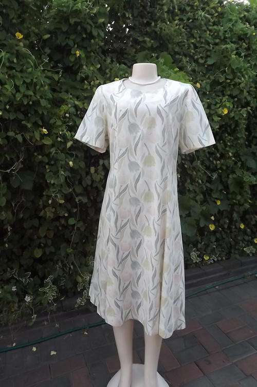 Lovely Cool Summer Princess Style Dress in subtle colours in size 20/44 - short sleeves - as new