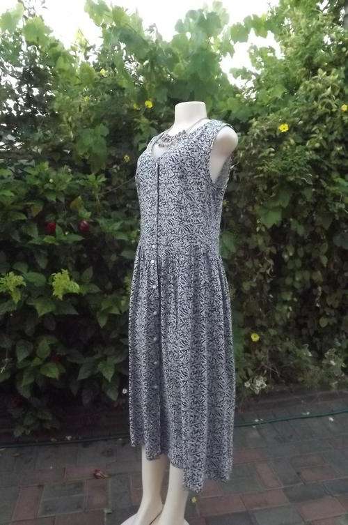 Navy & White Floral Viscose Sleeveless Dress with Drop Waist in size 12/36 by Alliance