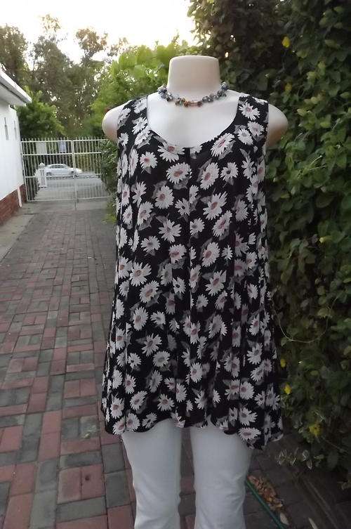 Wide Cut Black Creased Viscose Top with White Daisy Pattern in size 42 to 44 - good condition