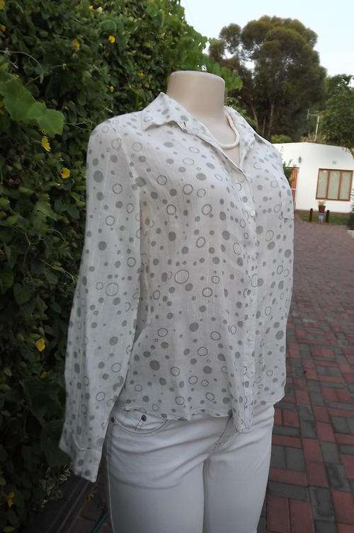 Pretty White Cotton Ladies Shirt with Grey Polkadots & Lurex Thread by Smith's American in size 8/32