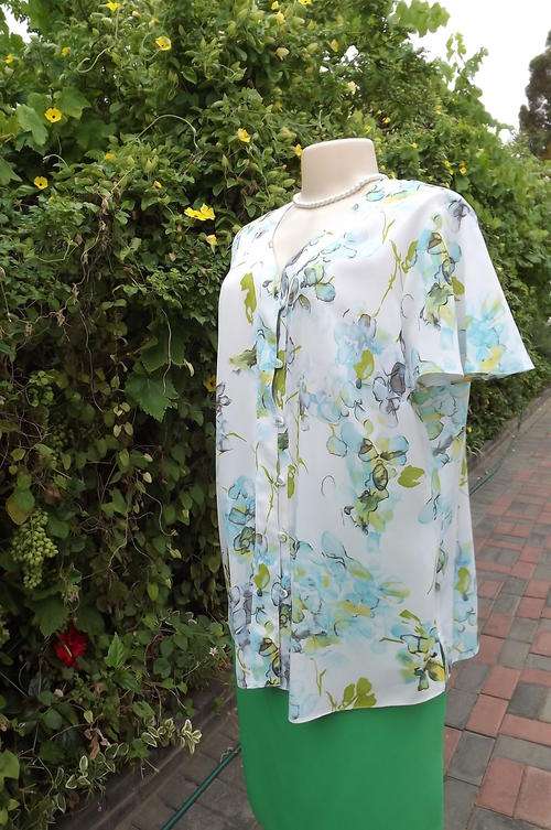 Light Blue Floral Top/Jacket from Donna Claire in size 18/42 - Flair Sleeves, rounded neck