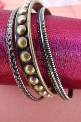 Lot of 3 pretty antique gold colour bangles in good condition