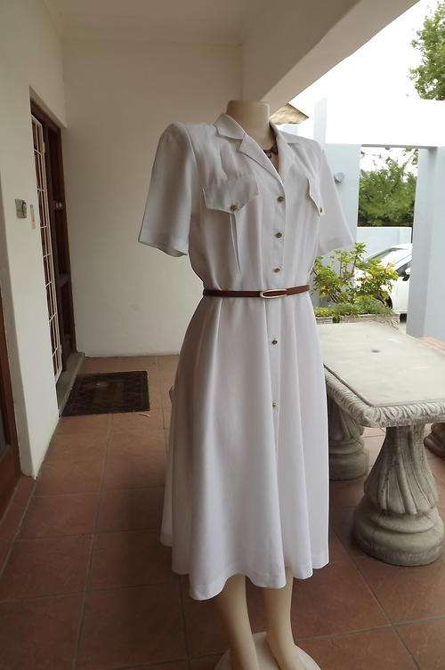 White Ruca vintage dress.Size 36/12.Bust 98cm.Button down front.Belt included.Good condition