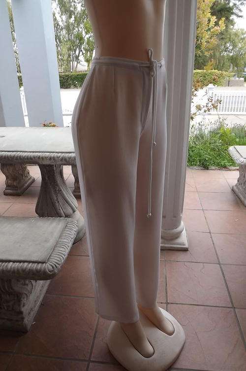 White vintage ladies pants by Topics.Size 34/10.100% Polyester.Zip on front with drawstring.New cond