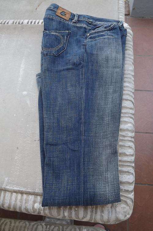H&M Star jeans from Europe.Boyfriend style in 100% Cotton.Size 32/8.Unique back pockets.Good conditi