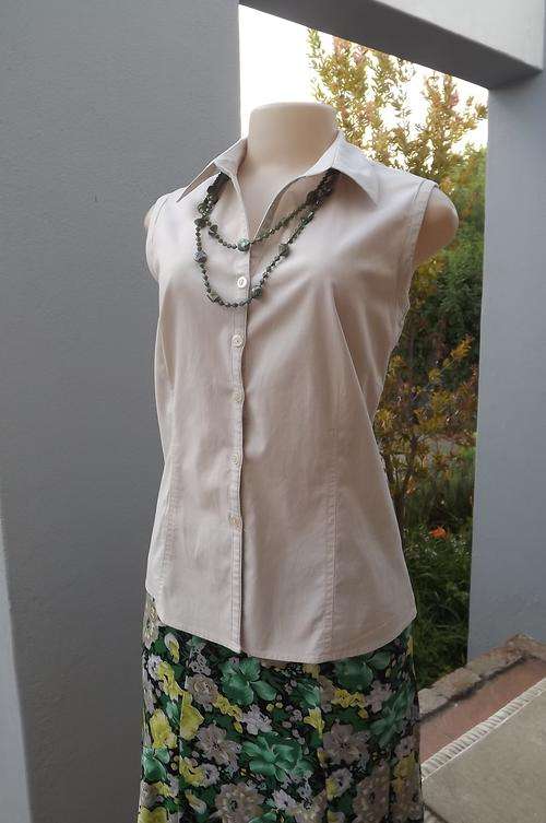 Beige sleeveless stretch cotton shirt by Frresh.Yoked back.Tailored style in size 36/12.Good con