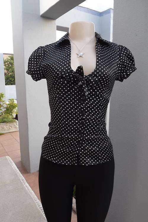 Black&white dotted silky blouse with cap sleeves.Size 30/6 by RT.Button down front with tie.New cond
