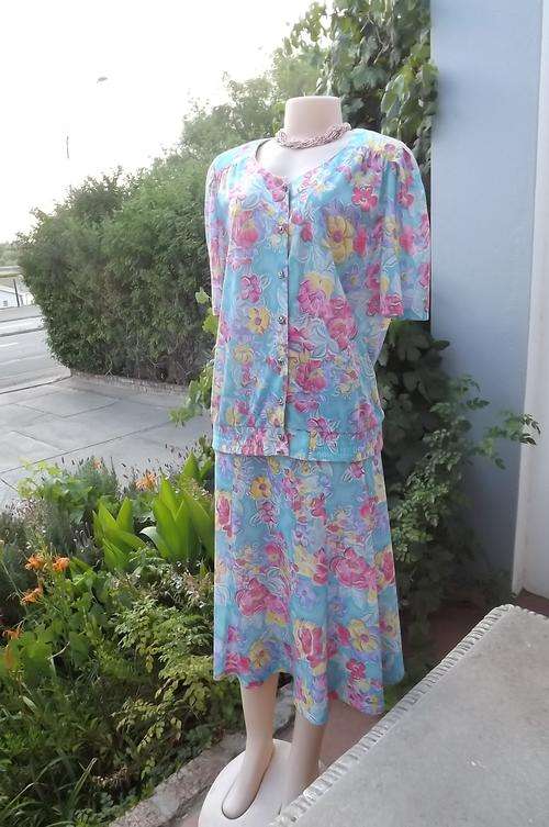 Turquoise,pink&yellow flower pattern 2piece outfit by Tonini.Large size 42/18-44/20.Good condition