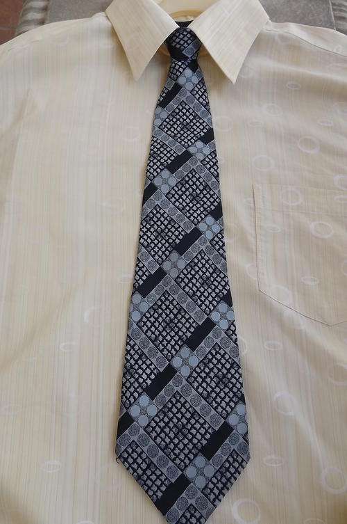 Clip on tie in Navy&Light blue graphic pattern by Duvay Trevira Neckwear.Width 10 cm.Good condition