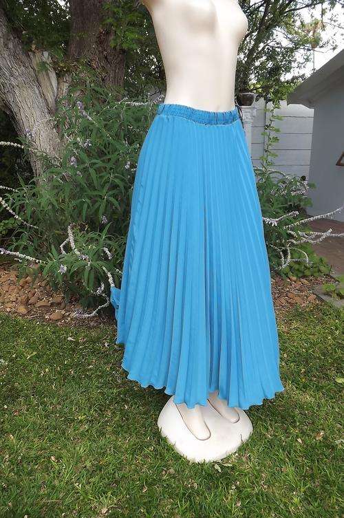 Fabulous silky permanent pleated skirt in jade blue.Size 36/12 by Be Yourself.Elastic middle.New