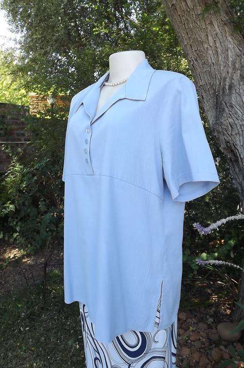 Skyblue top by Merien Hall Casuals.Size 40/16.Rayon/Polyester mix fabric.slits at sides.Good used co