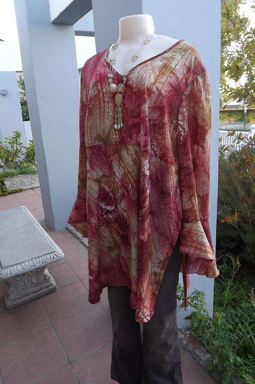 Cherise and caramel loose hanging top with pretty autumn leaf pattern on polyester fabric.Size 46/22