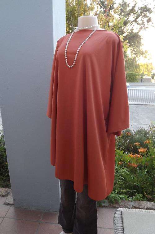 Loose burnt orange colour top with Kimono sleeves in polyester stretch.Size 52/28.High low seam.Used