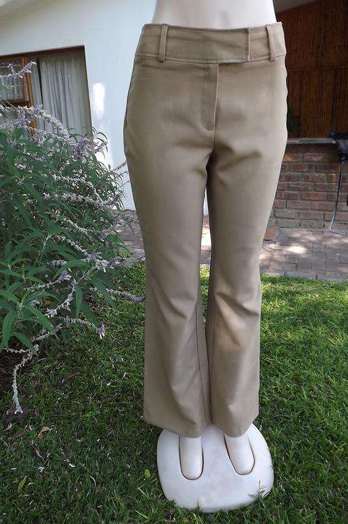 Pretty thin striped Truworths ladies pants in mode beige.Size 36/12.No pockets.Can be wear with belt