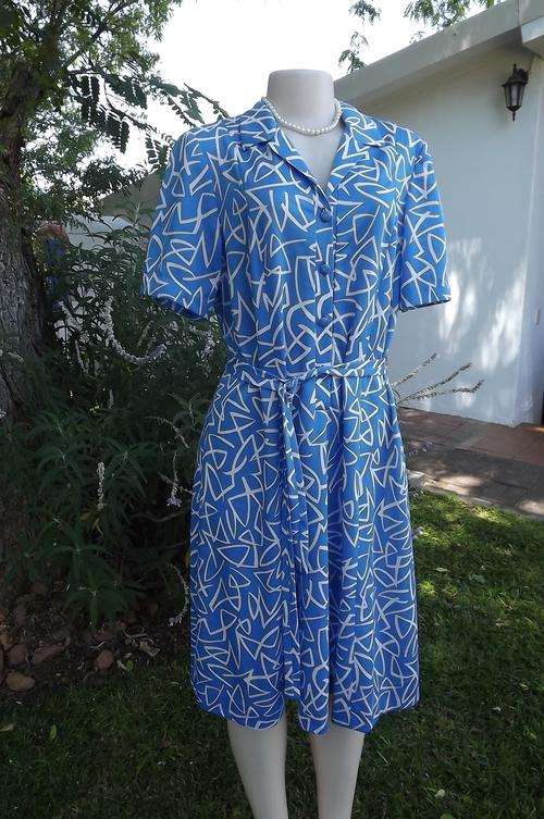 Azure blue 80's vintage dress with white geomatric design.Nuvelle by Rosecraft.Size 42/18.