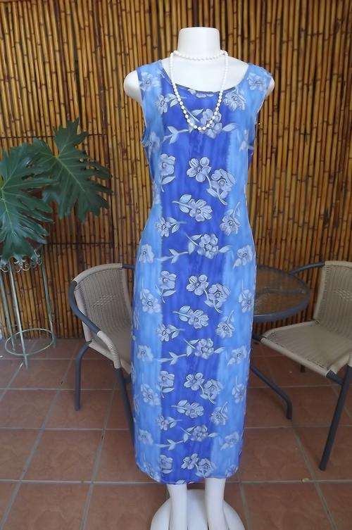 Blue polyester maxi dress in floral stripe design.Elongating your figure.Size 40/16 by Lisa Spinelli