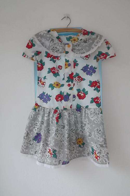 Floral polycotton low waisted dress for girl of 6-7 years.Pretty collar.Buttons decorated.Good con
