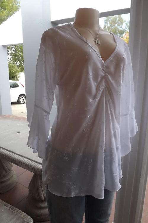 Stunning white top in sheer embroidered polyester fabric.Size 36/12 by Dianello.V-neck.Good cond.