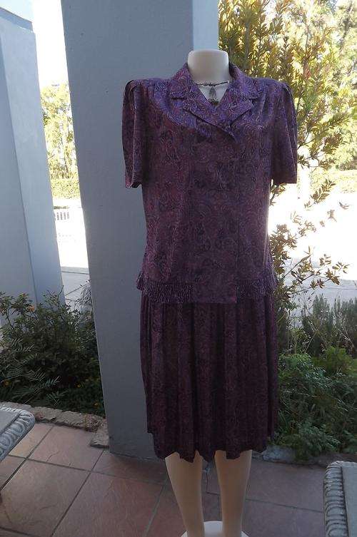 Vintage 2piece outfit in size 40/16.Nuwelle by Rosecraft.Silky polyester/rayon blend.Skirt with top