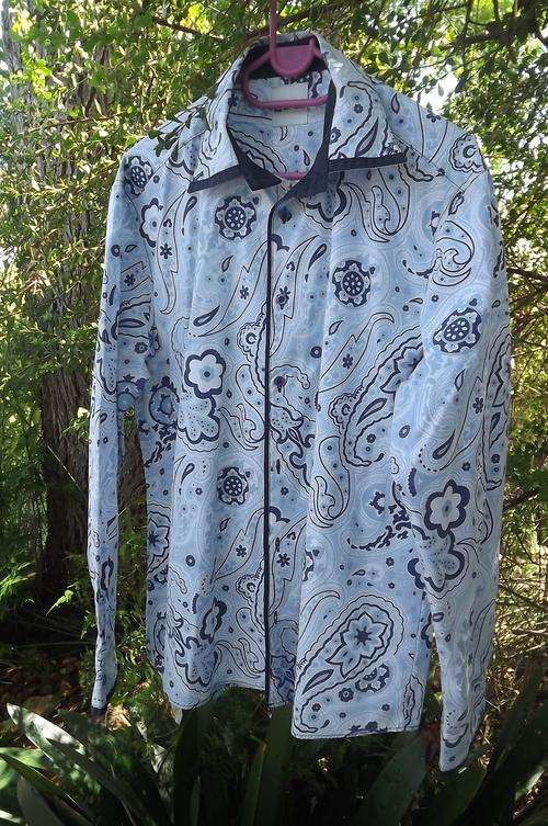 Light blue paisley patterned polycotton men's shirt with navy blue edging.By Enzo size Large.Used