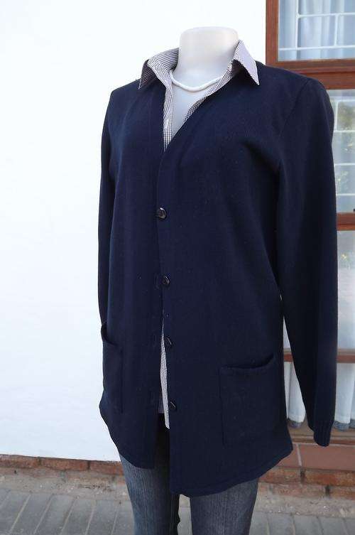 Navy long ladies knitted cardigan by Gina at work.Size Medium 36-38.Two front pockets.