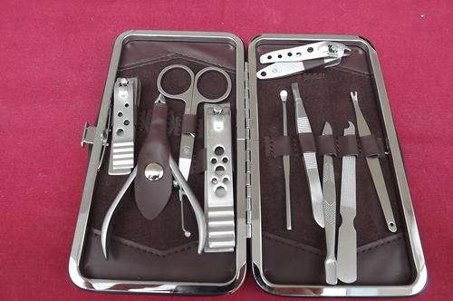 3 Sets of manicure sets consisting of 10 pieces.Very good quality.Artificial leather.2xBeige and 1Bl