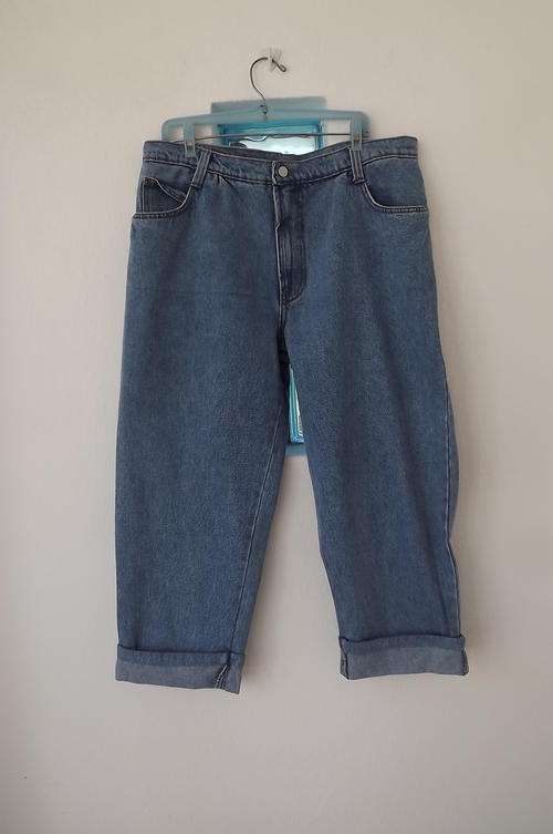 Men's cropped denim Emme Jeans in 100% cotton.Size 36/92cm.Superior quality.As new condition