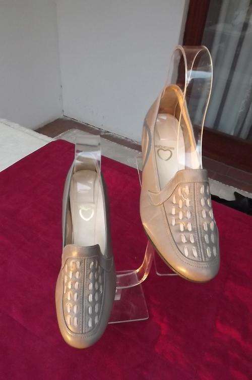Pair of very comfortable spool heel light grey shoes sold by Ackermans in size 6.Used a few times.